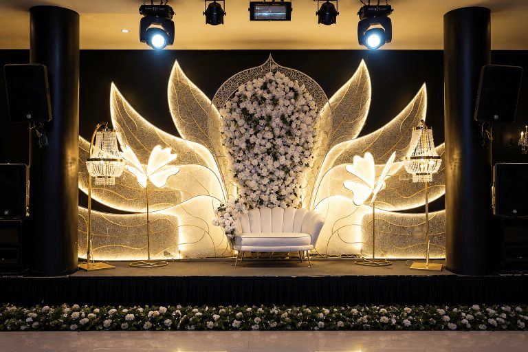 Çiçek duvarlı altın ışıklı Marka Davet düğün sahnesi