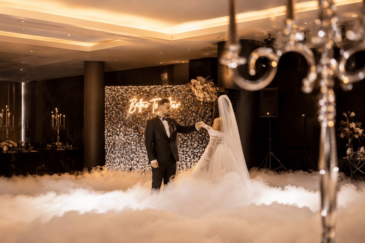 Marka Davet düğün salonunda sis efektli romantik ilk dans