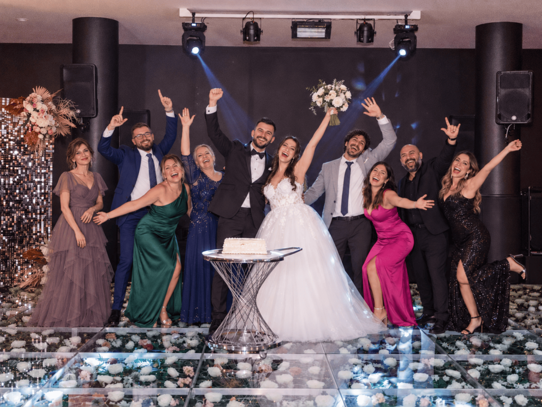Gelin damat ve davetlilerin birlikte eğlendiği düğün gecesi