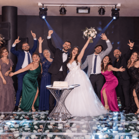 Gelin damat ve davetlilerin birlikte eğlendiği düğün gecesi