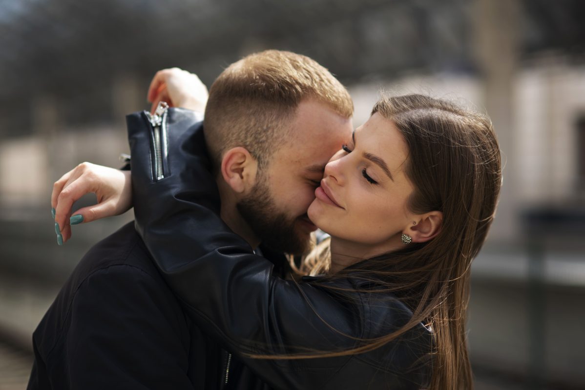 Çift-having-public-intimacy-moments