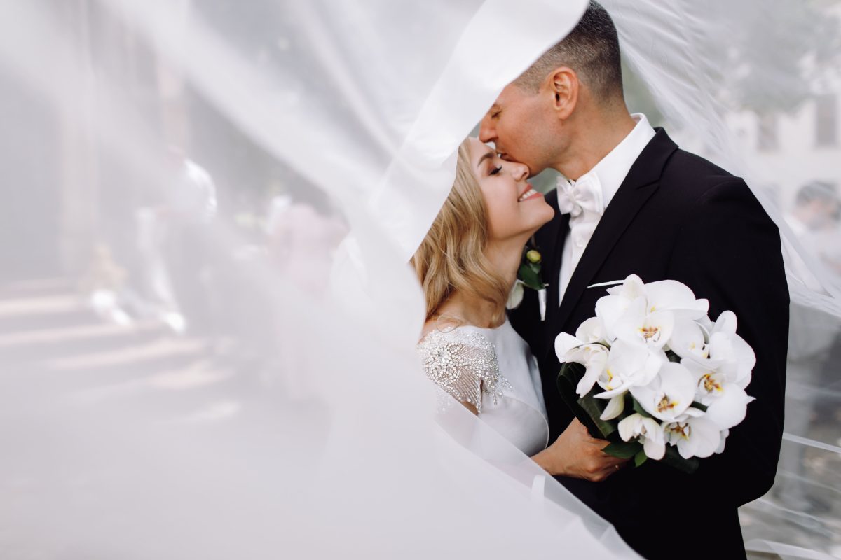 Damat-siyah-tuxedo-hugs-tender-stunning-Gelin-while-they-stand