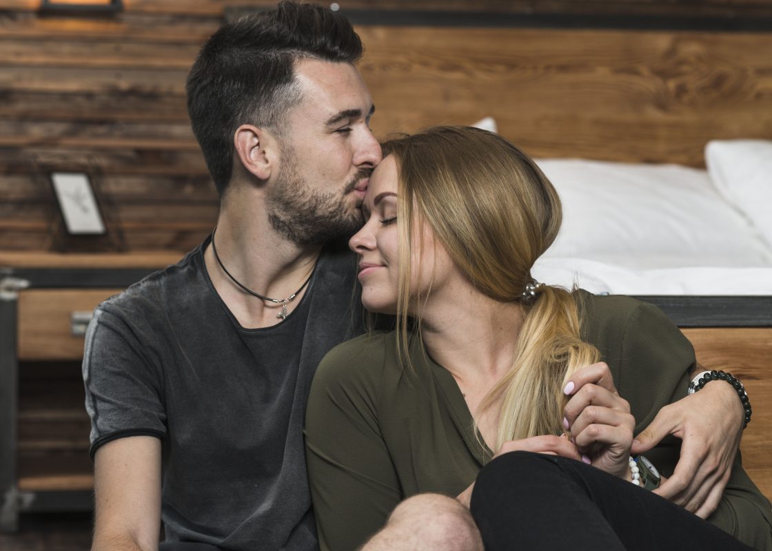 Man-kissing-her-girlfriend-her-forehead