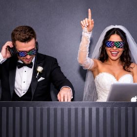 Marka Davet’te ışıklı gözlüklerle DJ performansına katılan gelin ve damat