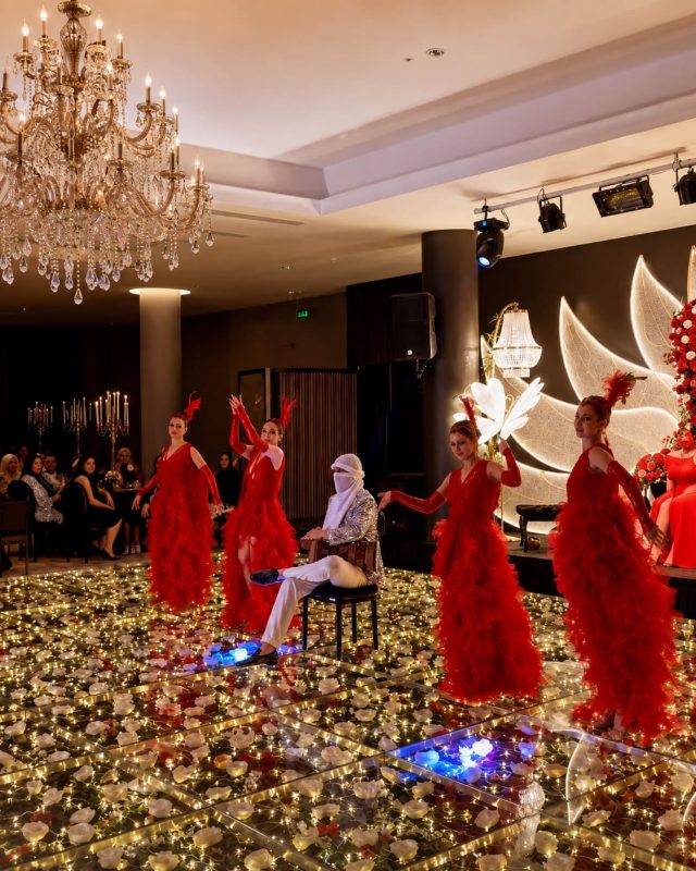 Işıklarla kaplı cam dans pistinde gerçekleşen etkileyici gösteri