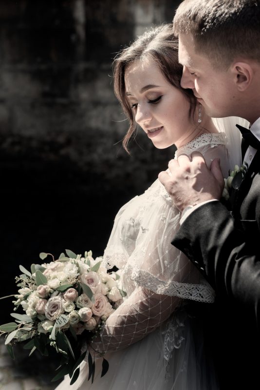 Tender-Düğün-Çift-is-hugging-portrait-Damat-Gelin-açık havadas-with-Düğün-bouquet-marriage-concept