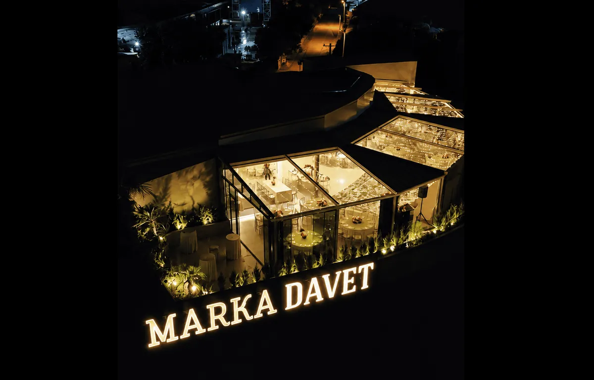Marka Davet dış görünümü gece aydınlatması
