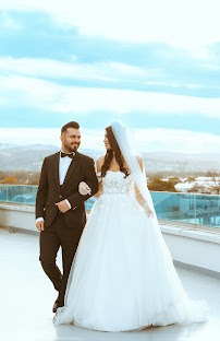 Fotoğraf çektiren gelin ve damat